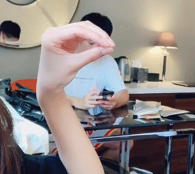 近期张子萱在自己的社交平台中,晒出了自己和陈赫同框出镜的动态.