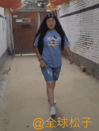 朱之文|大衣哥妻子越来越时尚，墨镜戴在头顶上，走路“带风”宛如女星