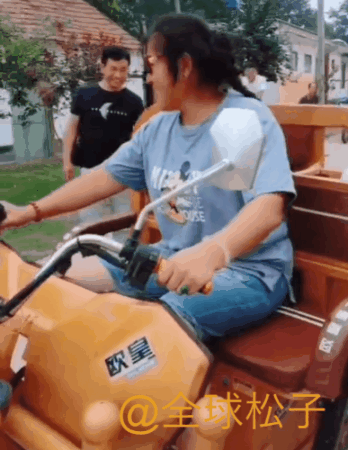 朱之文|大衣哥妻子越来越时尚，墨镜戴在头顶上，走路“带风”宛如女星