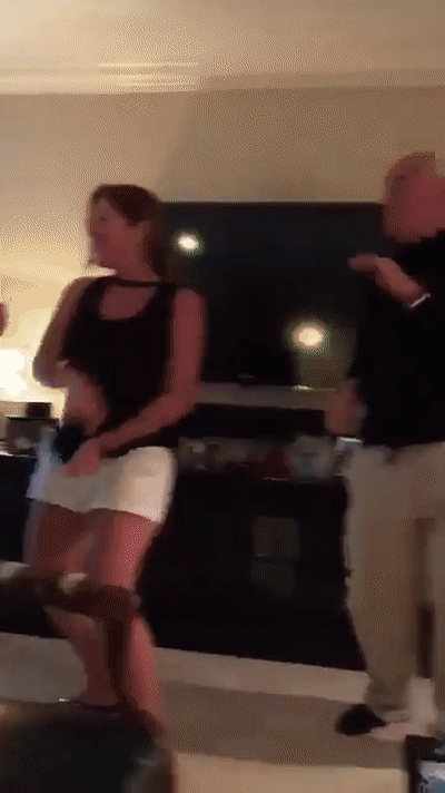 罗杰·斯通|被特朗普减刑，斯通夸张扭动身体快乐跳舞庆祝，脸上没一丝忧虑