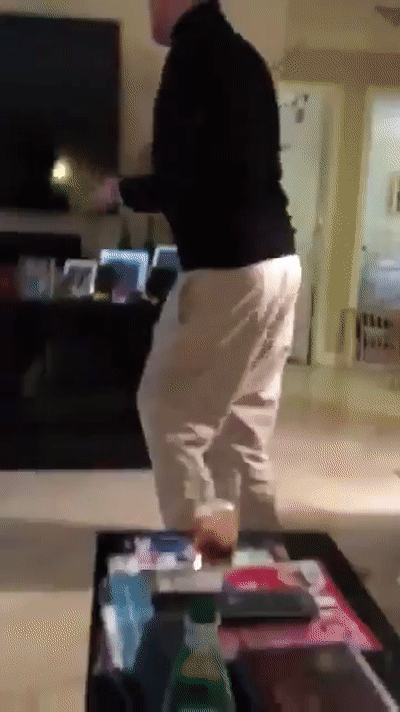 罗杰·斯通|被特朗普减刑，斯通夸张扭动身体快乐跳舞庆祝，脸上没一丝忧虑