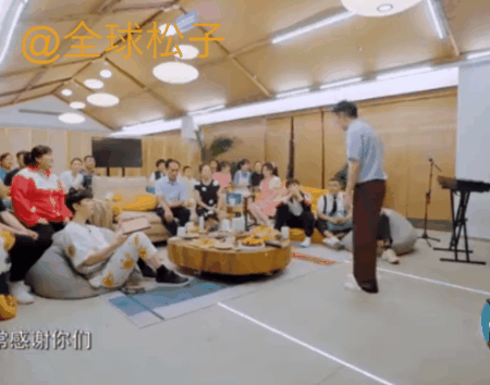 杨迪|“杨迪下跪感谢父母”登热搜榜首，周深贾玲鞠婧祎都看哭了