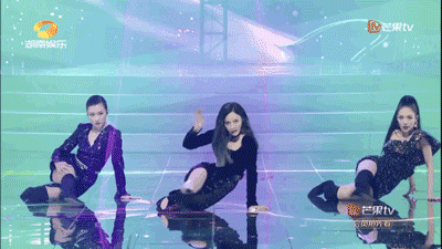 沈梦辰|沈梦辰早年旧照被扒，脸宽眼小鼻头硕大，与如今精致长相判若两人