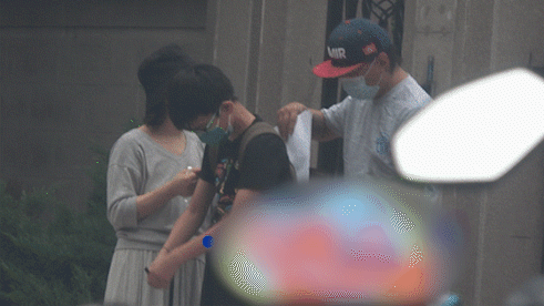 陈羽凡|陈羽凡现身白百何住所接儿子，啤酒肚明显，住偏远小区显落魄