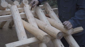 山东|山东有个大爷版李子柒！“玩木头”爆红海外！能造2600年前“鲁班凳”