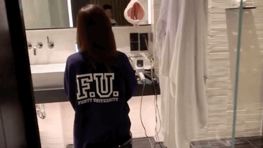 佘诗曼|佘诗曼躲卫生间练普通话遭经纪人偷拍，意外曝光45岁真实素颜