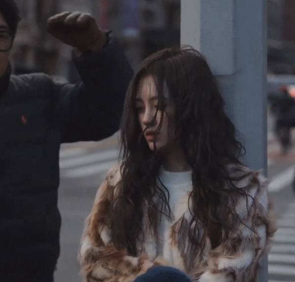 鞠婧祎|鞠婧祎发量多到没发缝？受访时低头暴露真实发量发缝明显，发量是后天加工？