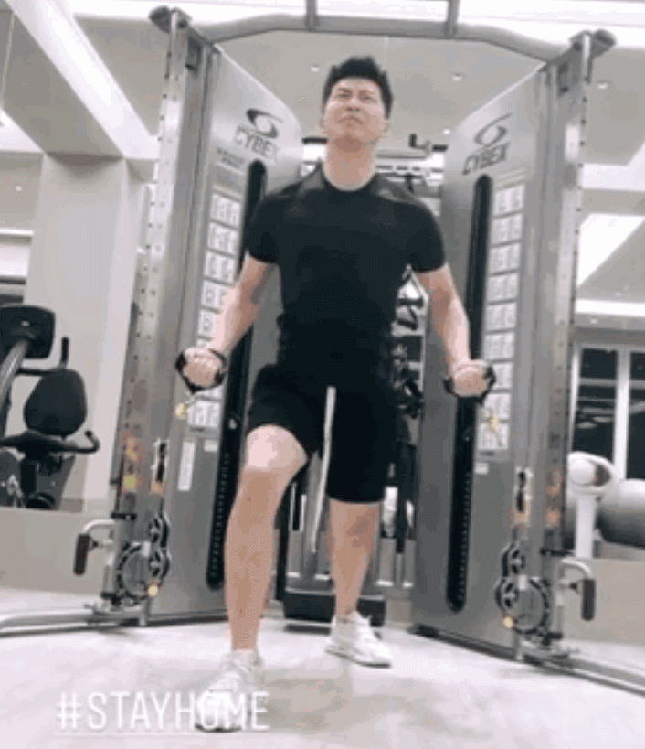 何超莲|何超莲送别赌王后首更动态，深夜晒窦骁健身肌肉照，配文疑透露同居