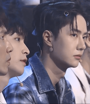 王一博|王一博《街舞》发布会侧脸引热议，法令纹明显鼻子被吐槽像是橡皮捏到脸上的