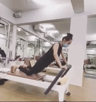 余文乐|余文乐娇妻怀二胎还不忘健身，戴着口罩做运动，四肢依然纤细