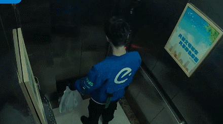 王一博|王一博买错东西增添负重，东倒西歪太可爱，直呼“太累”粉丝心疼