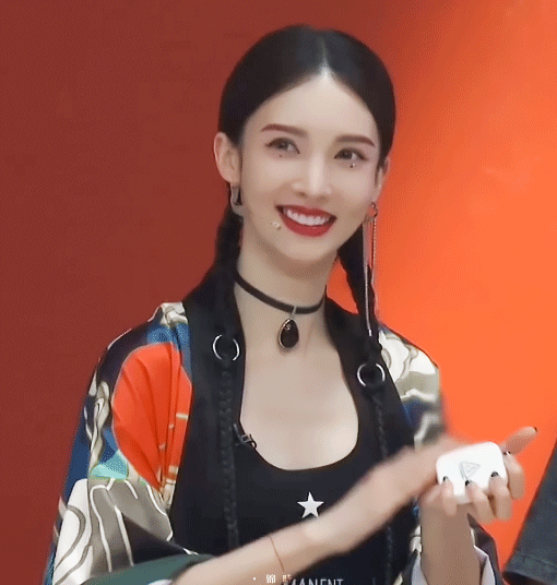 不愧是邓伦唯一承认过的前任,今穿"金丝裙"跳舞,简直迷死个人