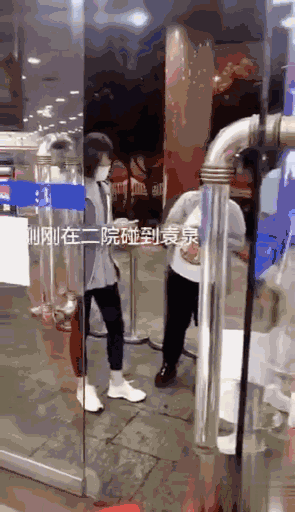 袁泉|袁泉由仨壮男陪伴到医院看病，夏天穿厚外套显瘦弱，病恹恹很憔悴