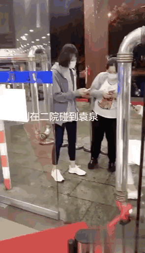 袁泉|袁泉由仨壮男陪伴到医院看病，夏天穿厚外套显瘦弱，病恹恹很憔悴