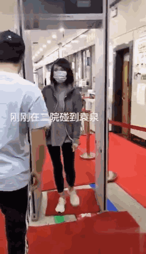 袁泉|袁泉由仨壮男陪伴到医院看病，夏天穿厚外套显瘦弱，病恹恹很憔悴