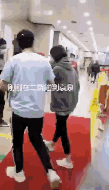 袁泉|袁泉由仨壮男陪伴到医院看病，夏天穿厚外套显瘦弱，病恹恹很憔悴