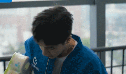 王一博|王一博买错东西增添负重，东倒西歪太可爱，直呼“太累”粉丝心疼