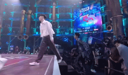 王一博|王一博买错东西增添负重，东倒西歪太可爱，直呼“太累”粉丝心疼