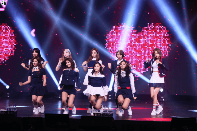 代表女团itzy,gfriend,red velvet还有twice都在打歌舞台上用纯色