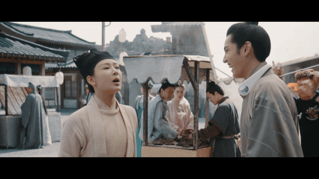 杨紫|杨紫吴亦凡聚餐合照开心比V，女方突变锥子脸，网友差点认不出来