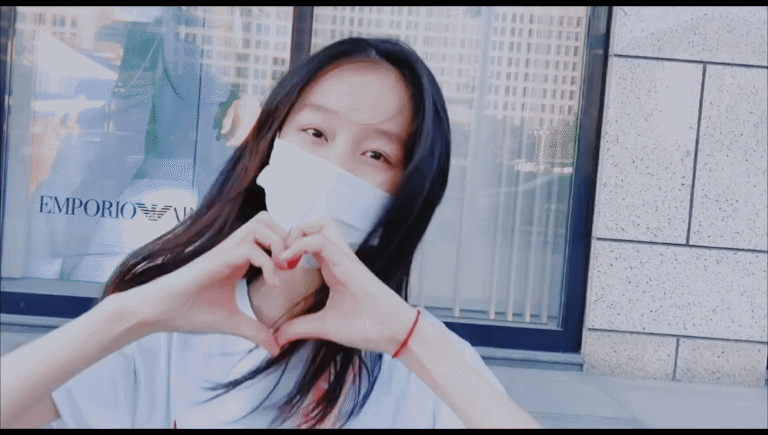 赵薇被禁止整容的"女儿",12岁穿牛仔裤,这腿长怕是有1米2