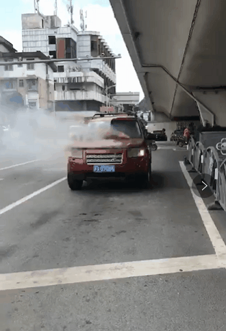 桂林香江饭店前面浓烟滚滚!一越野车突然起火