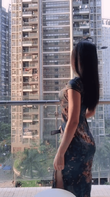 笑话故事gif:好看的街头美女采访