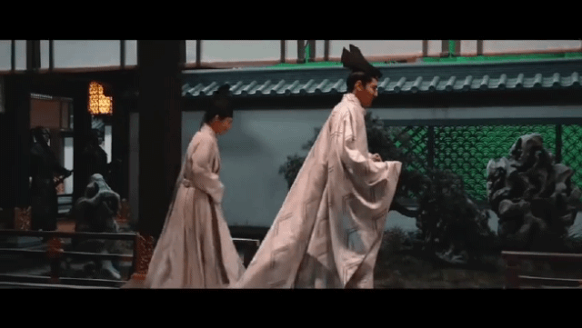 杨紫|杨紫吴亦凡聚餐合照开心比V，女方突变锥子脸，网友差点认不出来