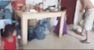 章子怡|男子用衣架虐打三个女儿令人愤慨，章子怡张馨予纷纷发声母爱爆棚