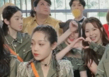 陈卓璇|陈卓璇和郑乃馨比心，被张艺凡“中断”，醋意满满的模样属实可爱