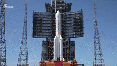 中国航天人护送火箭走上了新的起点在中国文昌航天发射场完成垂直转运