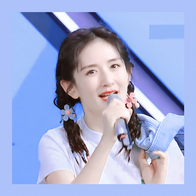 39岁谢娜非要穿成楚雨荨配上毒液袜后秀出让人崩溃的腿