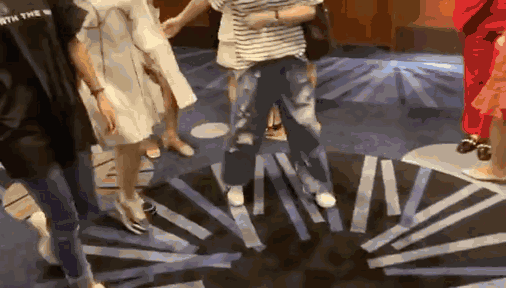 钟欣潼|阿娇复工胖了一圈，与素人合照显壮硕，网友怀疑她不是真人是替身