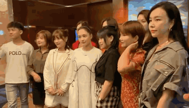 钟欣潼|阿娇复工胖了一圈，与素人合照显壮硕，网友怀疑她不是真人是替身