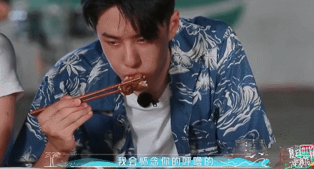 王一博|王一博被低估导致摔车，被韩东君曝他打呼噜，精准回击展现兄弟情