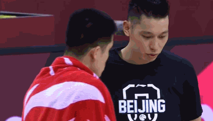 林书豪|撞倒对手后谁注意到林书豪如此一幕？赛后全队都走空他还在场上