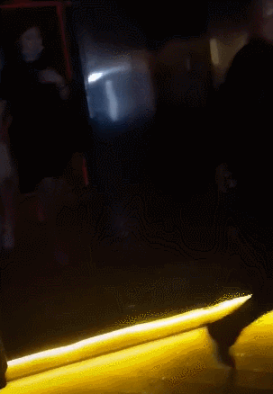 李小璐|网友酒吧偶遇李小璐，穿吊带秀娇小身材，紧牵女助理手快速离开！