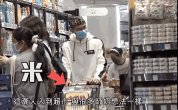 江华|58岁江华到超市买厕纸，打扮新潮走路霸气如皇帝，还以为他在拍戏