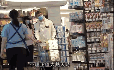 江华|58岁江华到超市买厕纸，打扮新潮走路霸气如皇帝，还以为他在拍戏