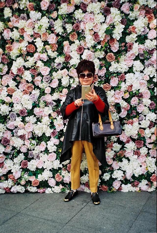 非洲设计师拍大片,复制大妈土味拍照造型