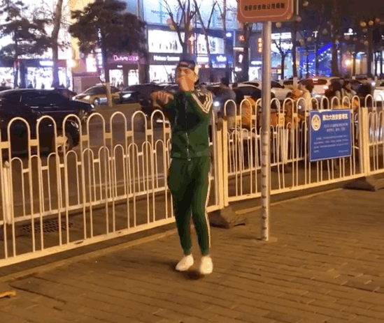 西安摇,尬舞,摆拍……晚上去赛格门口闲逛的人,你惹不起!