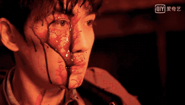 带着点没反应过来的迷茫;朱一龙进入幻觉那种感情的变换和细节的把握