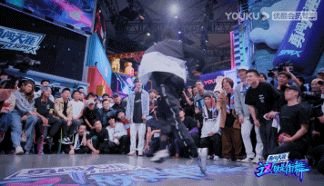 王一博|王一博在他面前甘拜下风，跪地为偶像呐喊，国际街舞大神成名背后都是伤痛