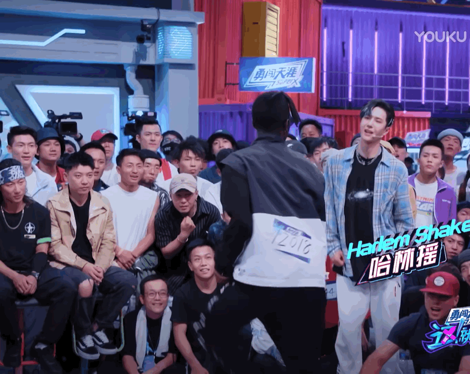 王一博|王一博在他面前甘拜下风，跪地为偶像呐喊，国际街舞大神成名背后都是伤痛