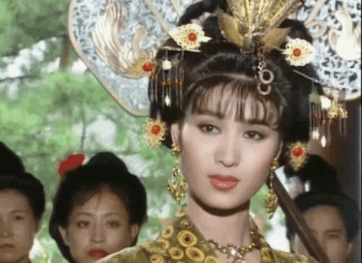 至于宫雪花,早已从当年选美时妖娆娇俏,变成了时时靠辣眼造型来博版面