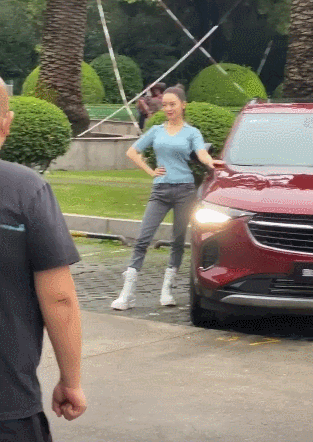 吉娜|网友偶遇吉娜拍广告，上一秒优雅微笑，下一秒绷脸翻白眼，瞬间变脸