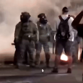 警察|想来场沟通却被殴打到骨折，美国抗议者：不懂警察为何这么恨我