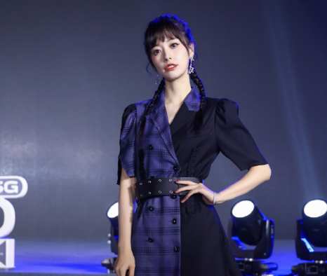 女主持人在东方风云榜的典礼上欺负丁当,她的名字叫司雯嘉