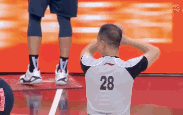 赵睿又引争议球迷一片吐槽故意甩肘击打对手事后辩解他先咬我