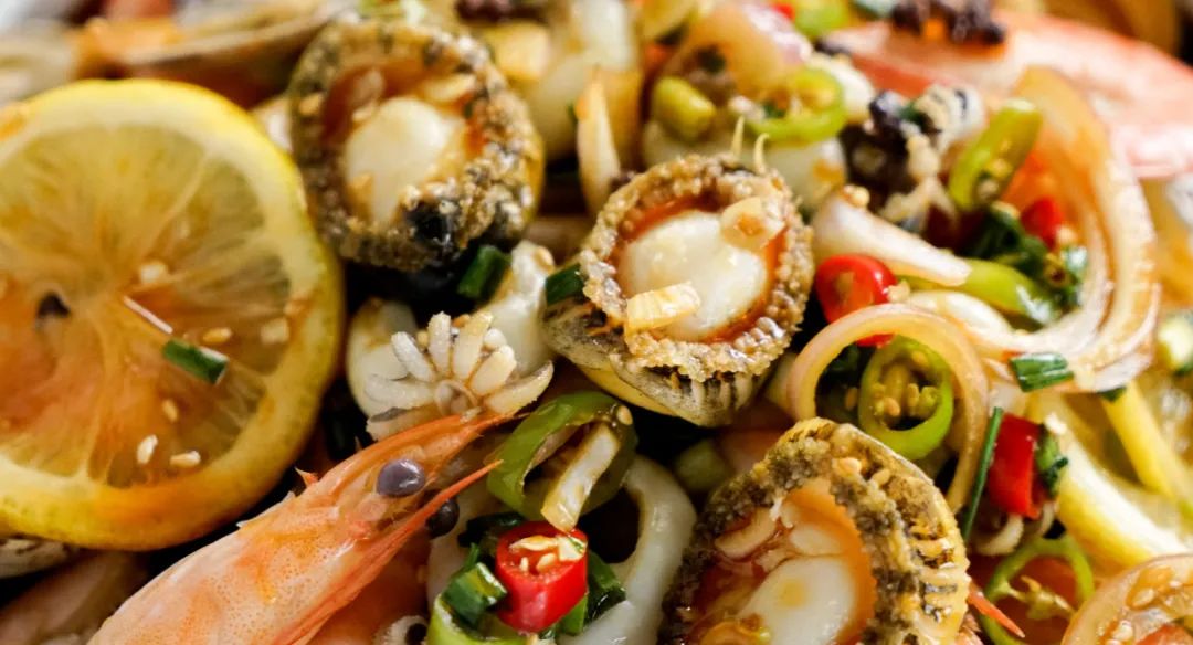 海鲜都是新鲜入锅的,肉质紧实q弹,把虾壳拨开,里面白嫩的虾肉裹着淡